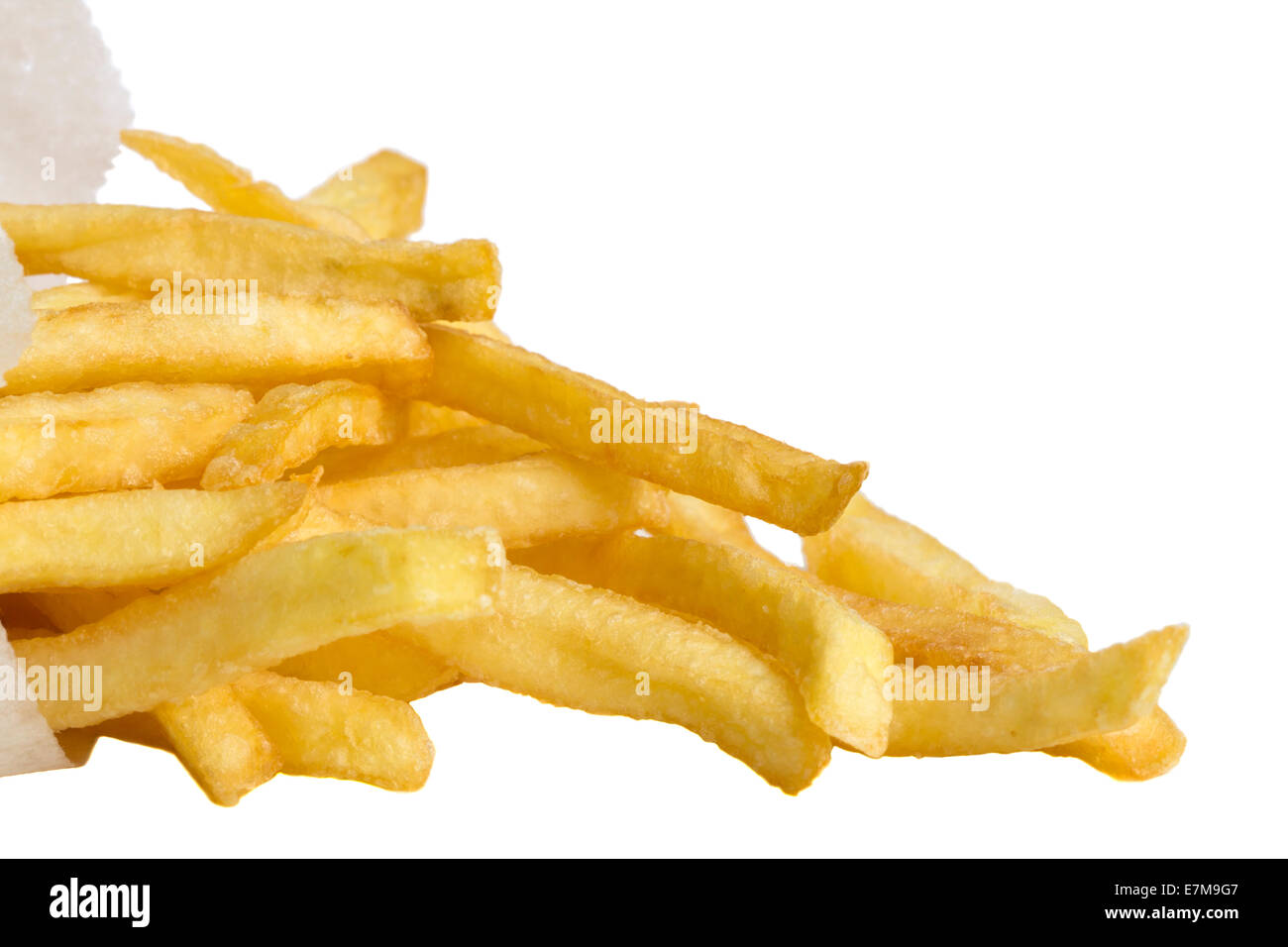 Pommes frites aus einer Papierverpackung isoliert auf weißem Hintergrund Stockfoto