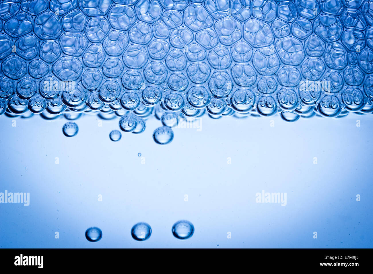 Nahaufnahme des Wassers mit Wasserblasen blau Stockfoto