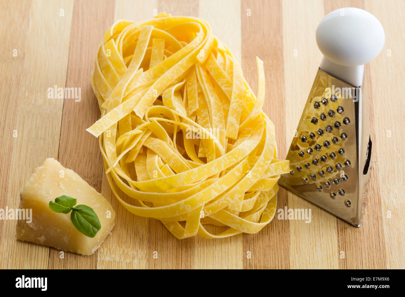 Italienische Pasta mit Zutaten auf einem Holzbrett Stockfoto