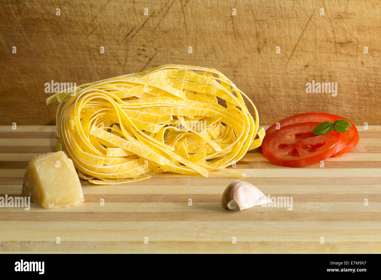 Italienische Pasta mit Zutaten auf einem Holzbrett Stockfoto