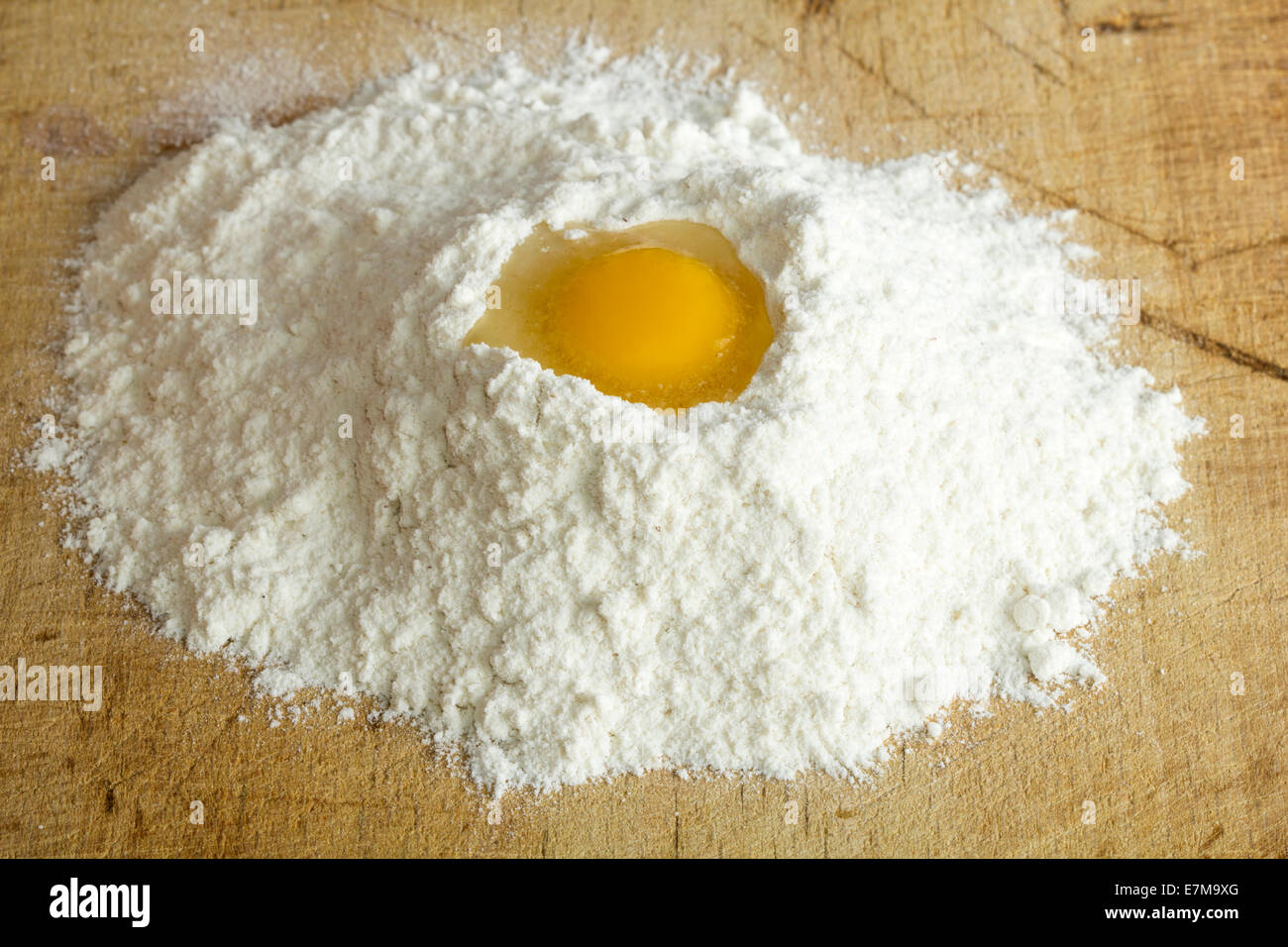Eigelb von Ei in weißem Mehl auf Holz Hintergrund Stockfoto