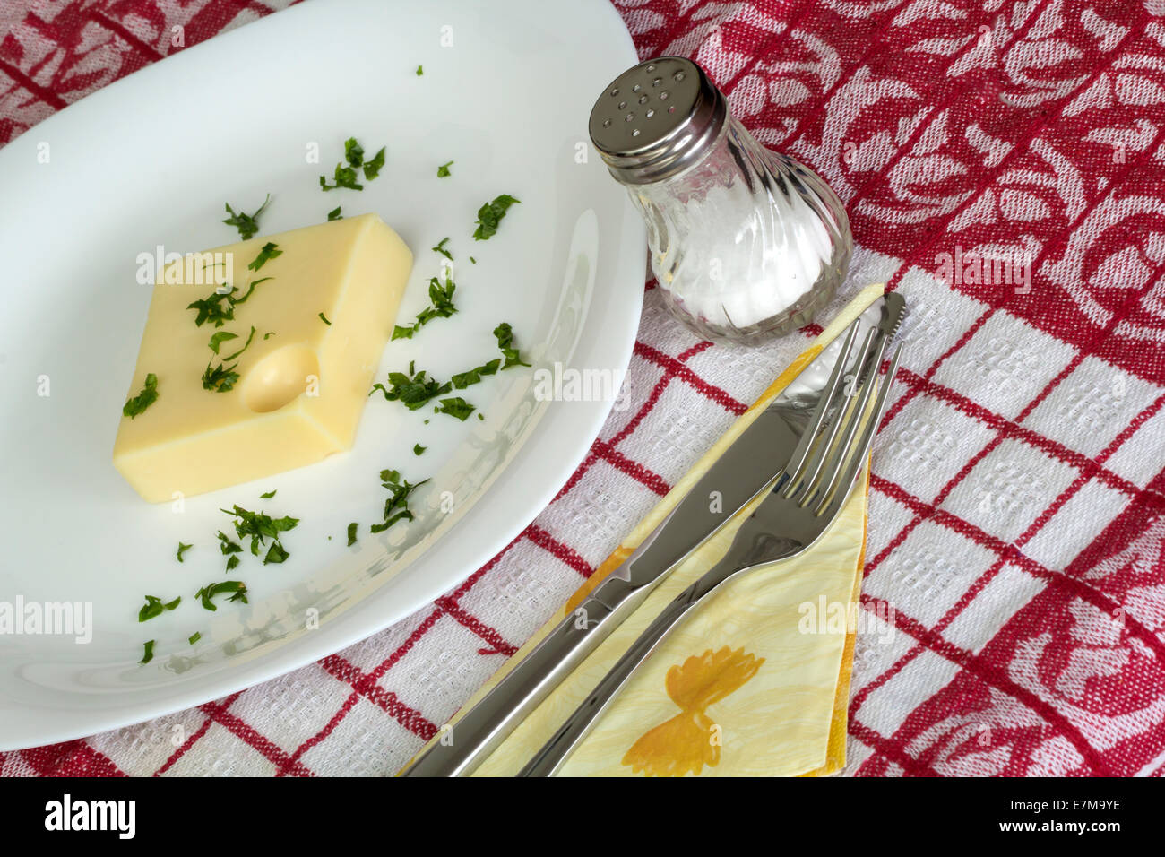 Schweizer Käse auf Teller mit Messer und Gabel Stockfoto