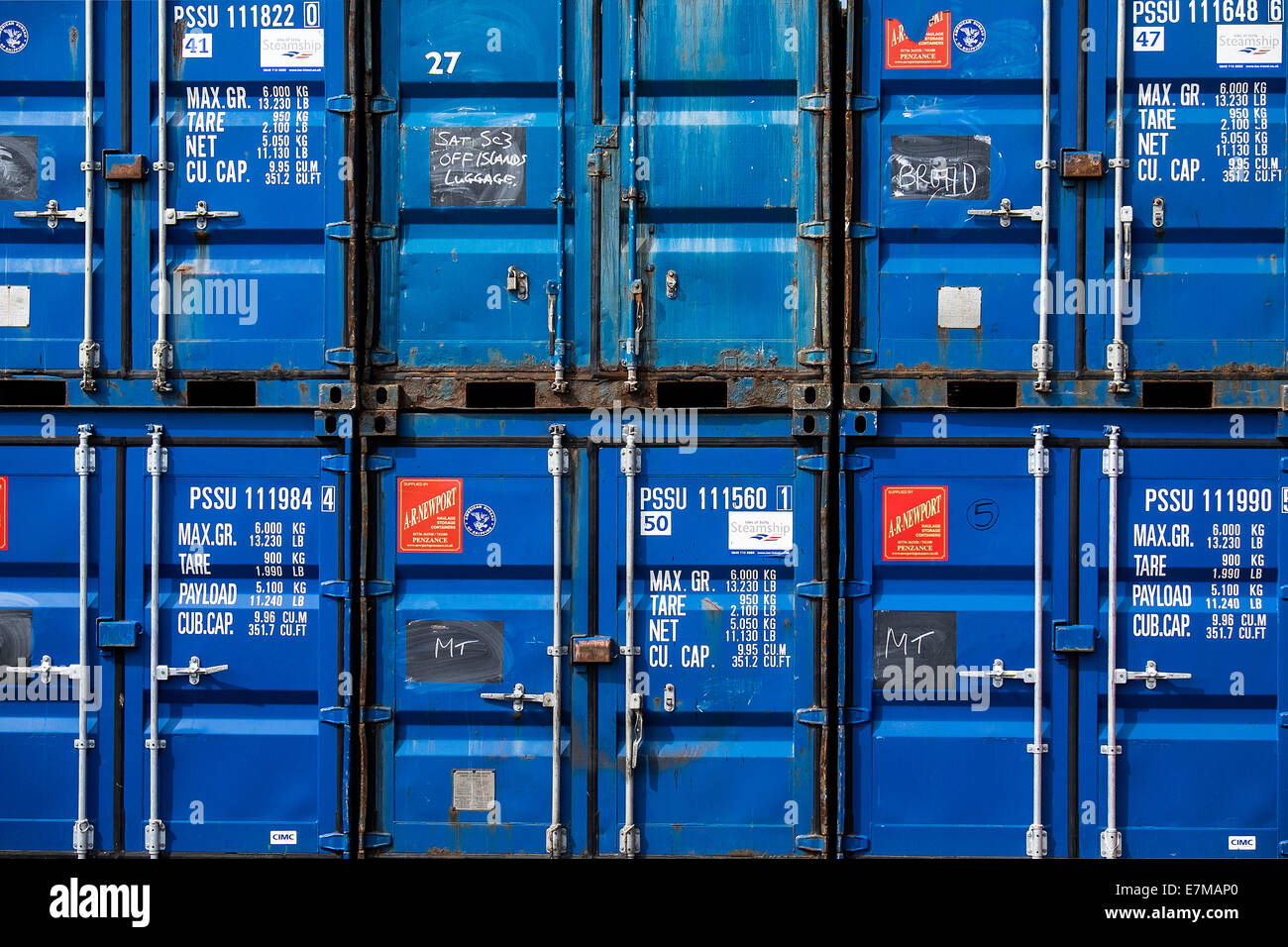 Container bereit für den Versand gestapelt. Stockfoto