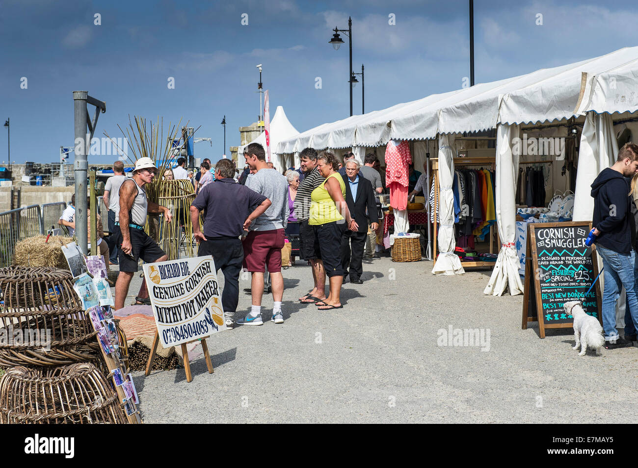 Die Menschen sich die Besucher genießen an der Newquay Fisch Festival im Hafen von Newquay. Stockfoto
