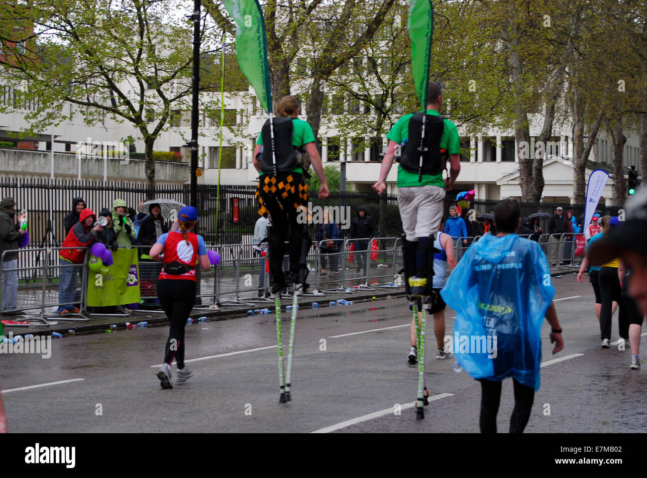 Zwei Personen auf Stelzen beim London-Marathon 2012 Stockfoto