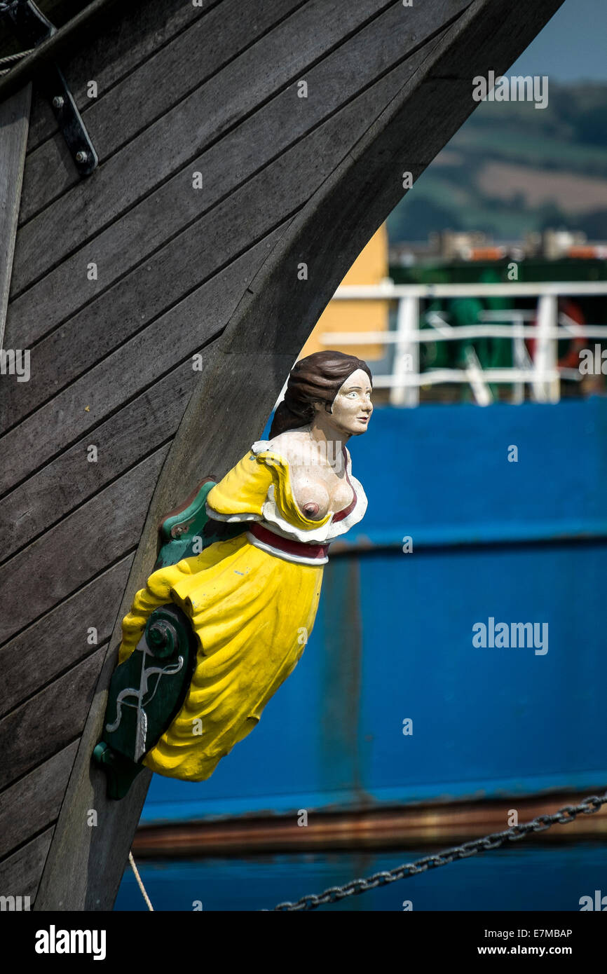 Eine traditionelle hölzerne Galionsfigur auf dem Bug eines Segelschiffes. Stockfoto