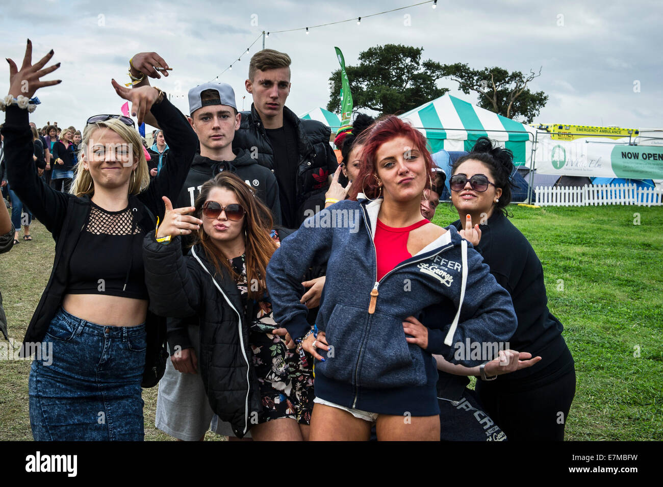 Teenager auf dem Brownstock Festival in Essex. Stockfoto