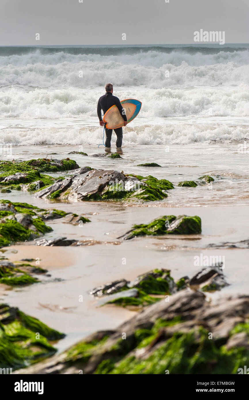 Ein Surfer, Check-out die Wellen. Stockfoto