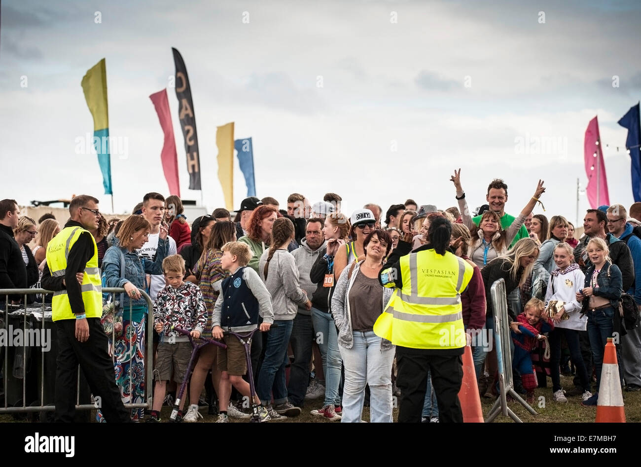 Festivalgoers warten am Eingang an der Brownstock Festival in Essex. Stockfoto