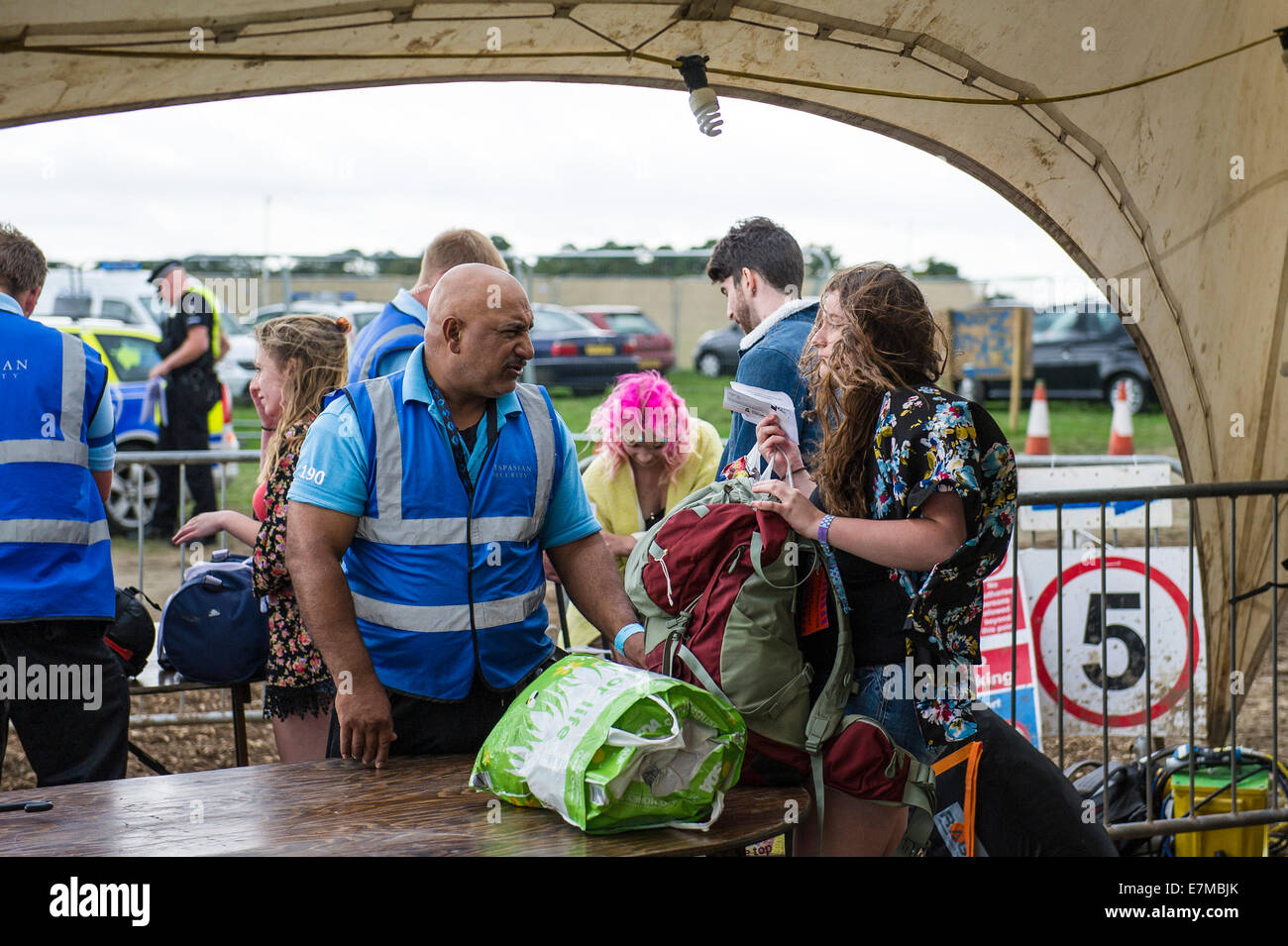 Sicherheitsüberprüfung Taschen auf dem Brownstock Festival in Essex. Stockfoto