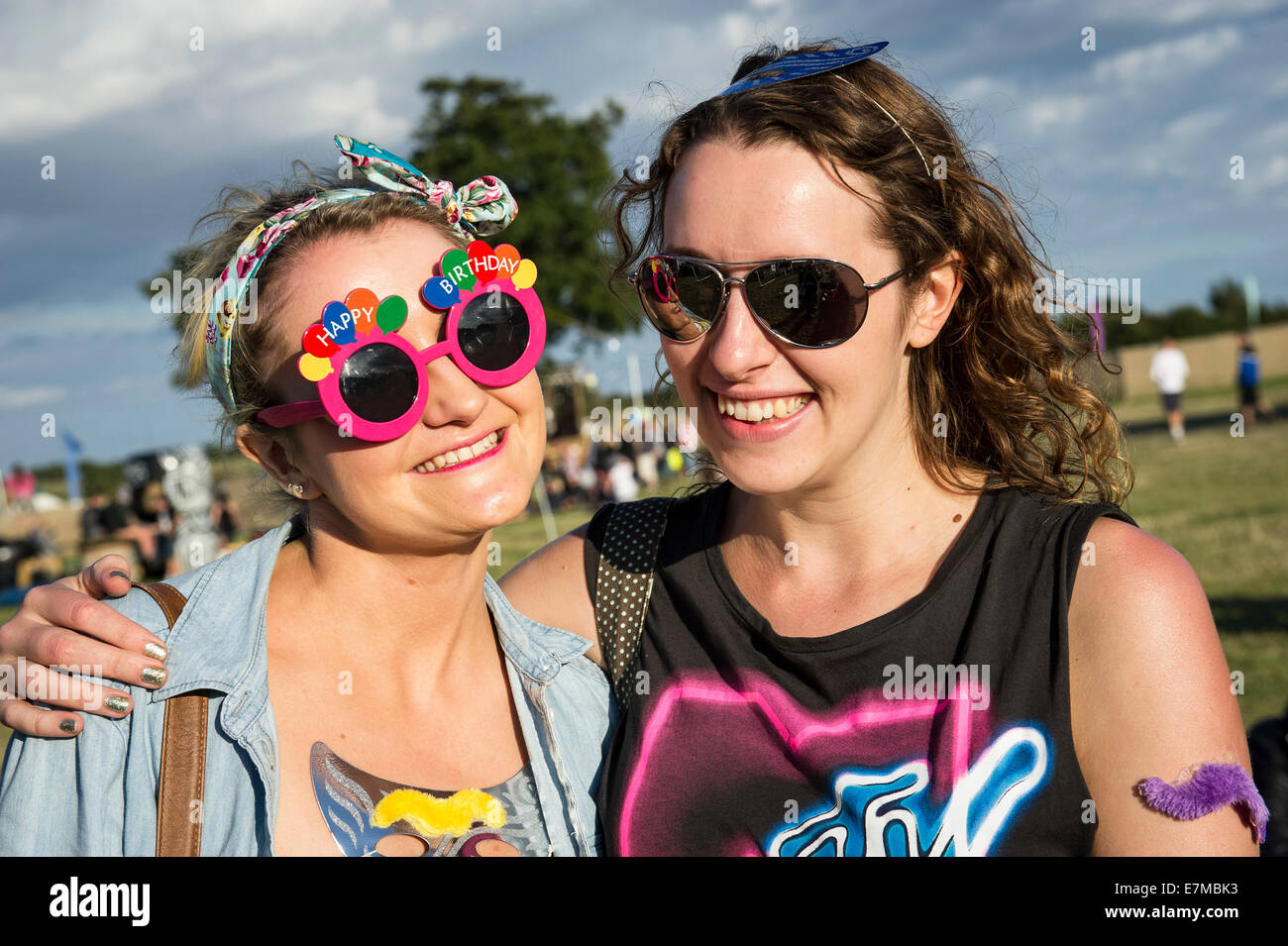 Zwei Freunde eine getragen Neuheit Sonnenbrille am Brownstock Festival in Essex. Stockfoto