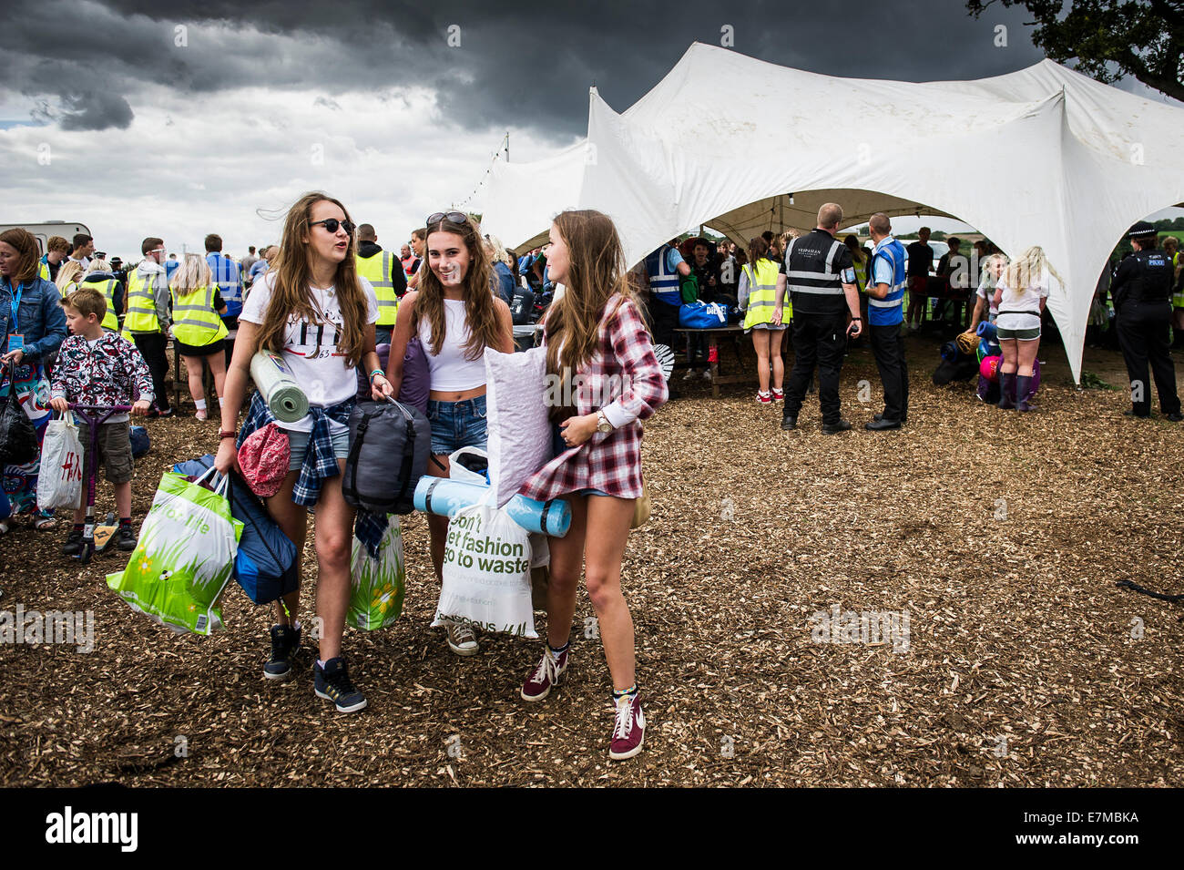 BesucherInnen, die Ankunft auf dem Brownstock Festival in Essex. Stockfoto