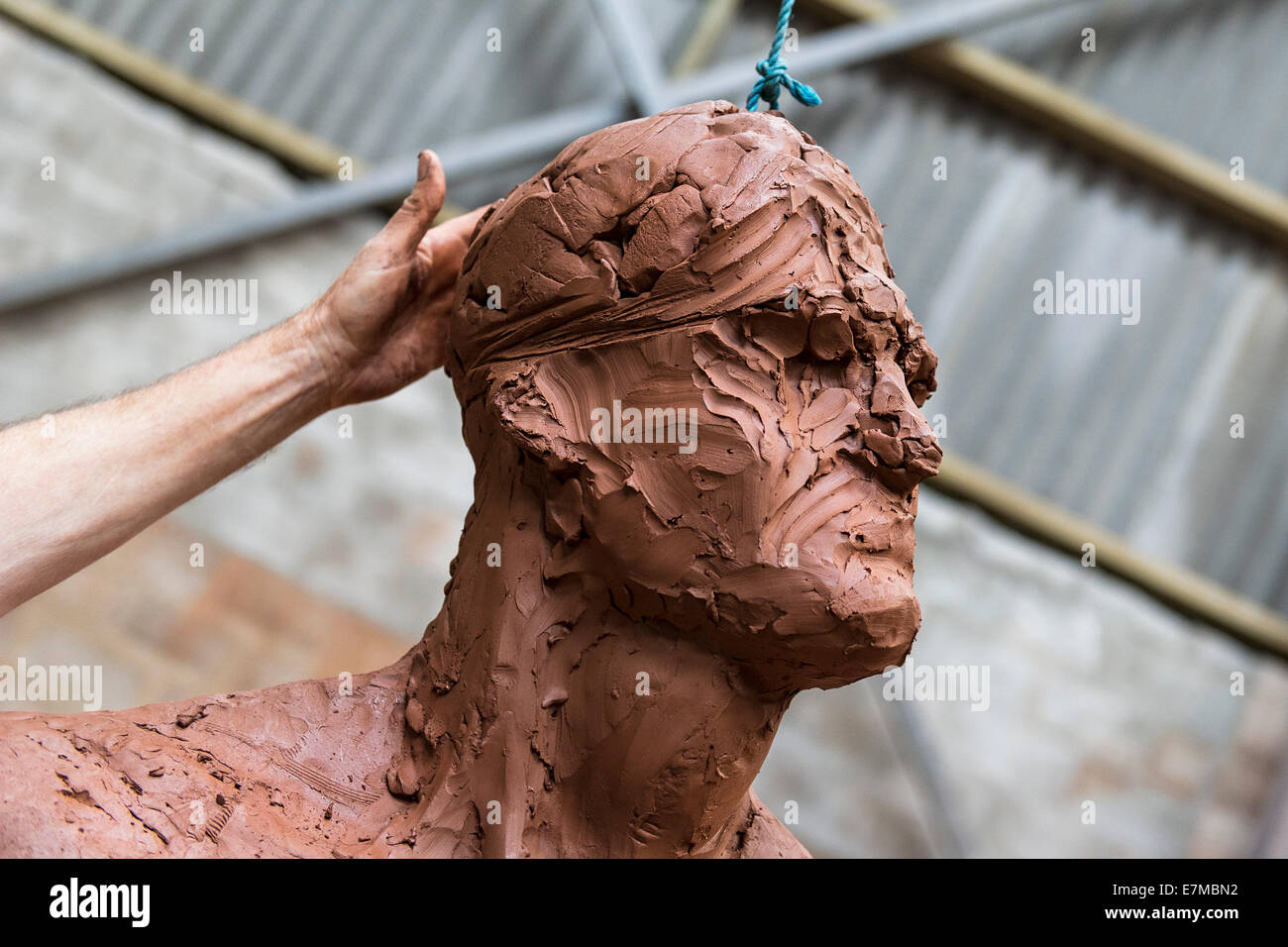 Colin Caffell, ein Bildhauer arbeitet an seiner Tin Mining Denkmal-Skulptur. Stockfoto