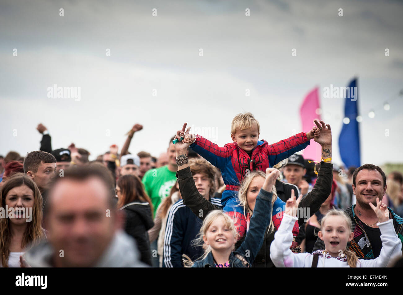 BesucherInnen betreten Brownstock Festivalgelände in Essex. Stockfoto