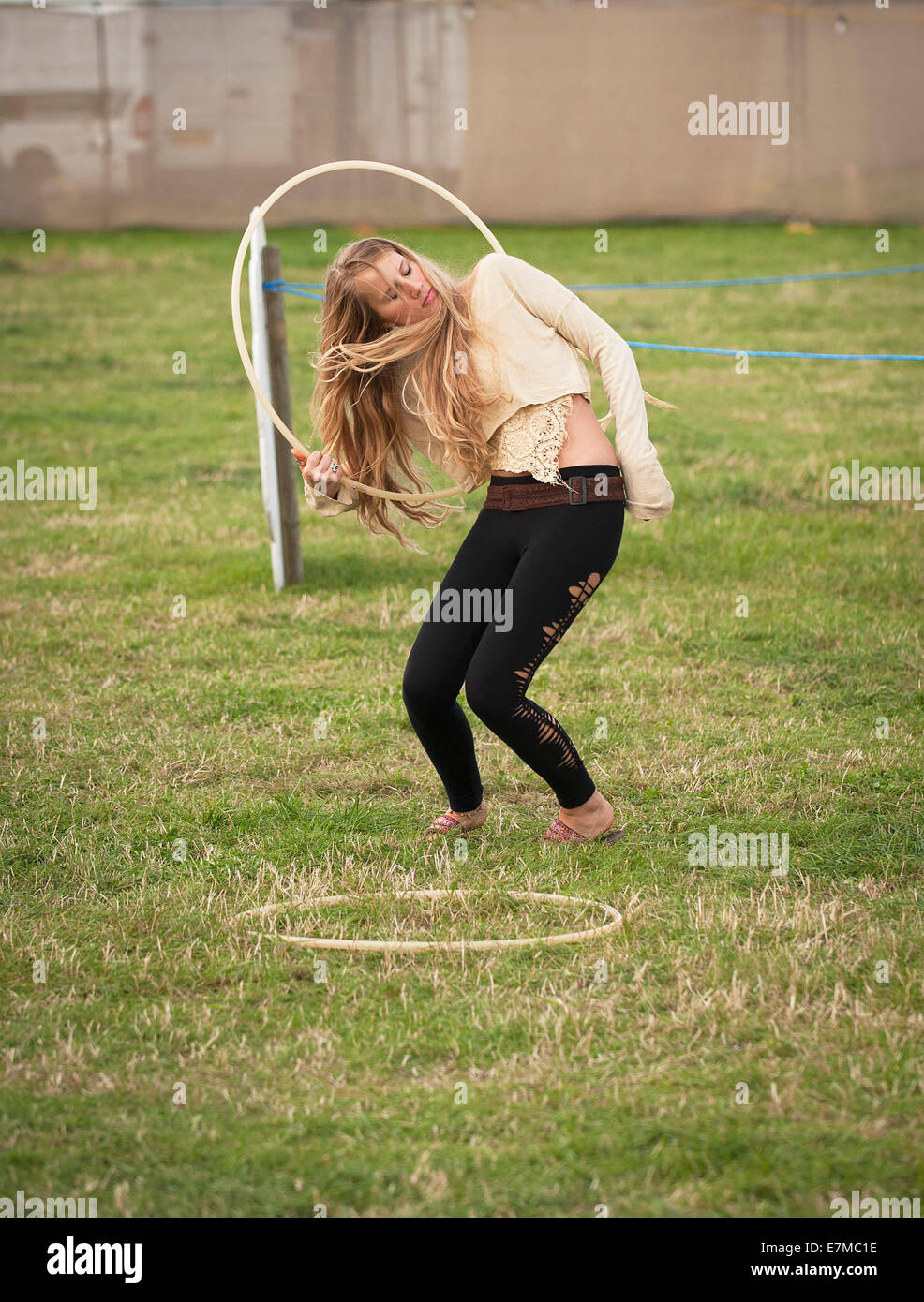 Holly Bolsom mit einem Reifen auf dem Brownstock Festival in Essex. Stockfoto