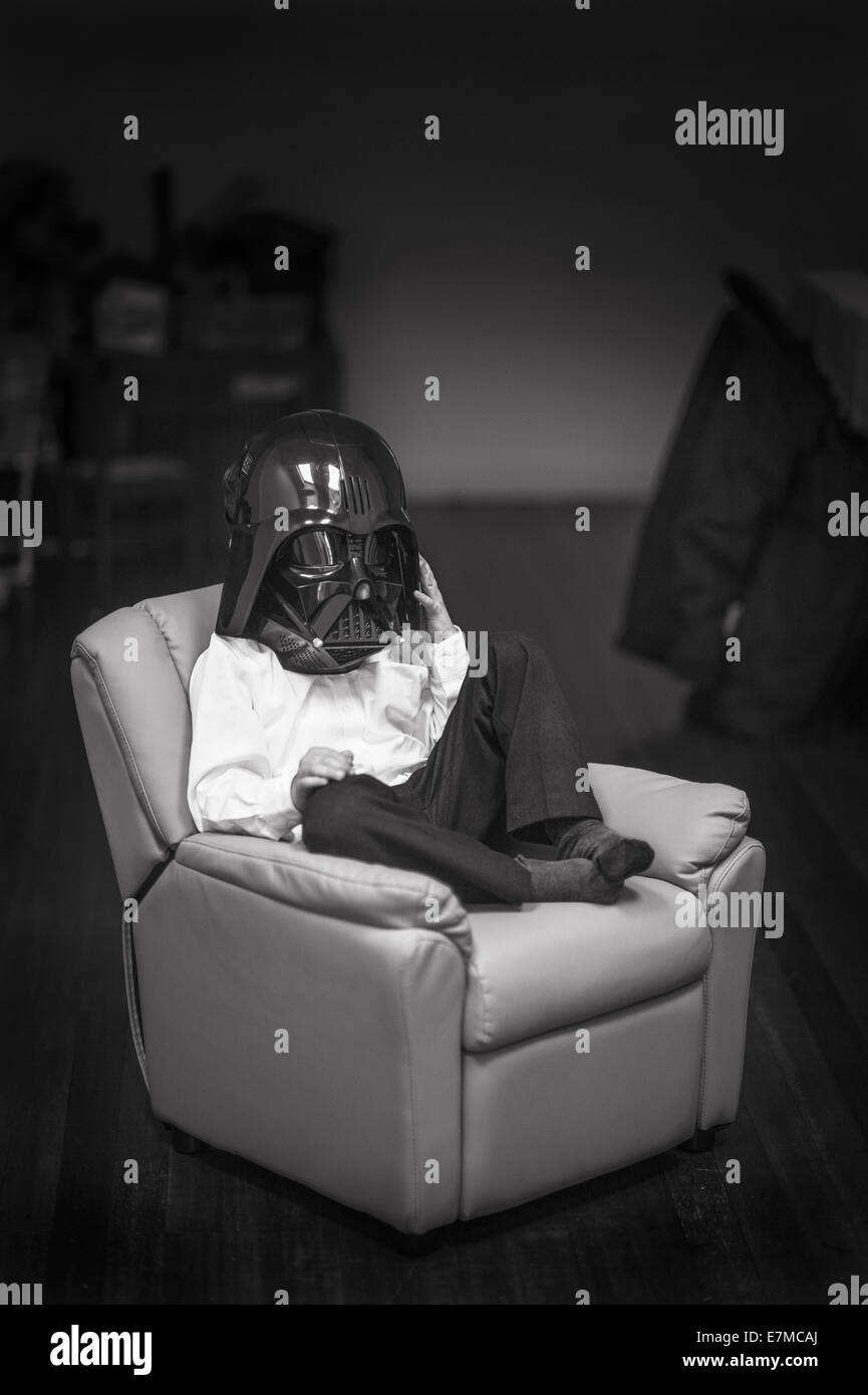 Kinder tragen Darth Vader Helm Stockfoto