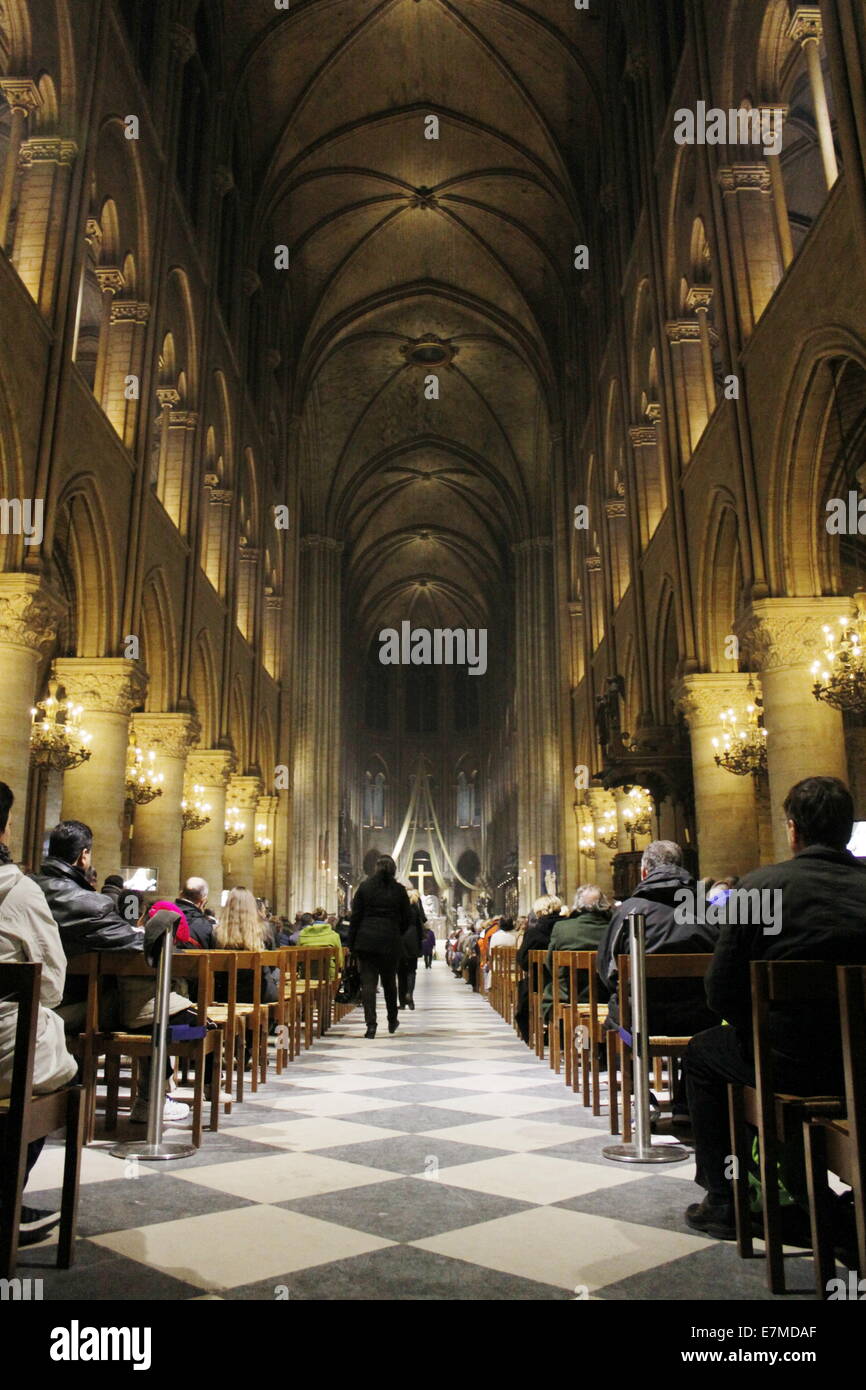 Innenseite Kathedrale Notre Dame de Paris, Paris, Frankreich. Stockfoto