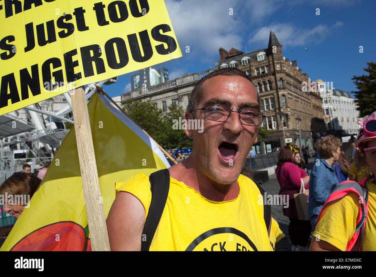 Darren Miller aus Blackpool, Plakate und Banner bei der Frack Free Greater Manchester-Kundgebung und der Lobby der Labour Party Conference in Manchester. Ein marsch von Piccadilly Gardens aus in Solidarität mit den Hunderttausenden von Menschen, die voraussichtlich durch New York, London und acht weitere Großstädte marschieren werden, um Maßnahmen gegen den Klimawandel zu fordern. Frack Free Greater Manchester erwartet, dass die Rally die größte Versammlung gegen Fracking in Großbritannien sein wird. Stockfoto