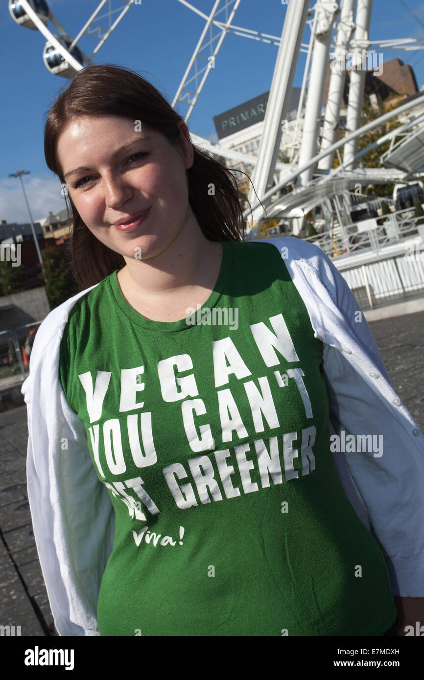 Fiona Pfau aus Romiley trägt bei der Frack Free Greater Manchester-Kundgebung und der Lobby der Labour Party Conference in Manchester das T-Shirt „You can't be Greener“ in ethischer Kleidung. Ein marsch von Piccadilly Gardens, um Maßnahmen gegen den Klimawandel zu fordern. Frack Free Greater Manchester erwartet, dass die Rallye Extinction Rebellion die größte Versammlung gegen Fracking in Großbritannien sein wird. Stockfoto