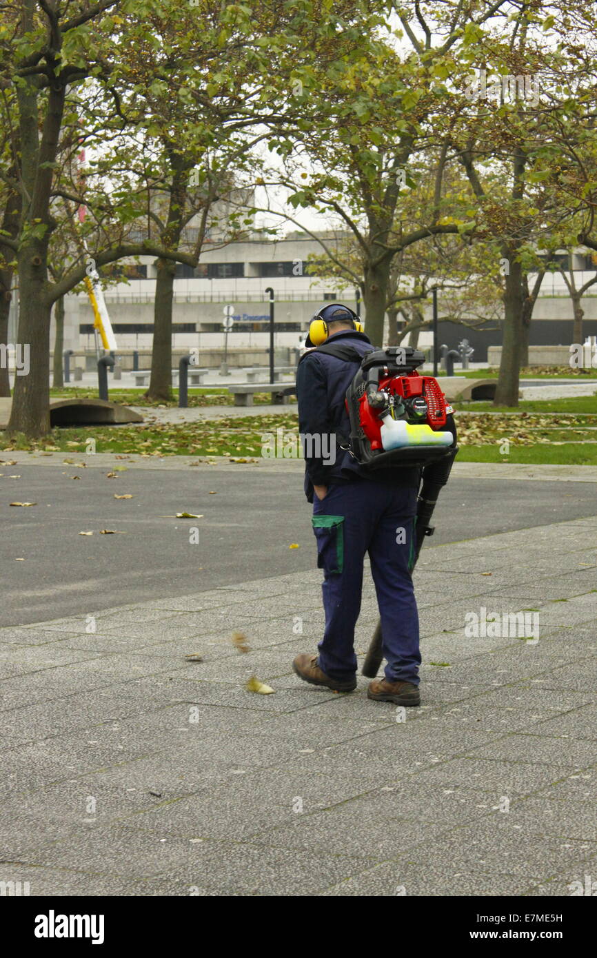 Gärtner mit Hilfe einer Maschine zum Ausblasen der abgestorbenen