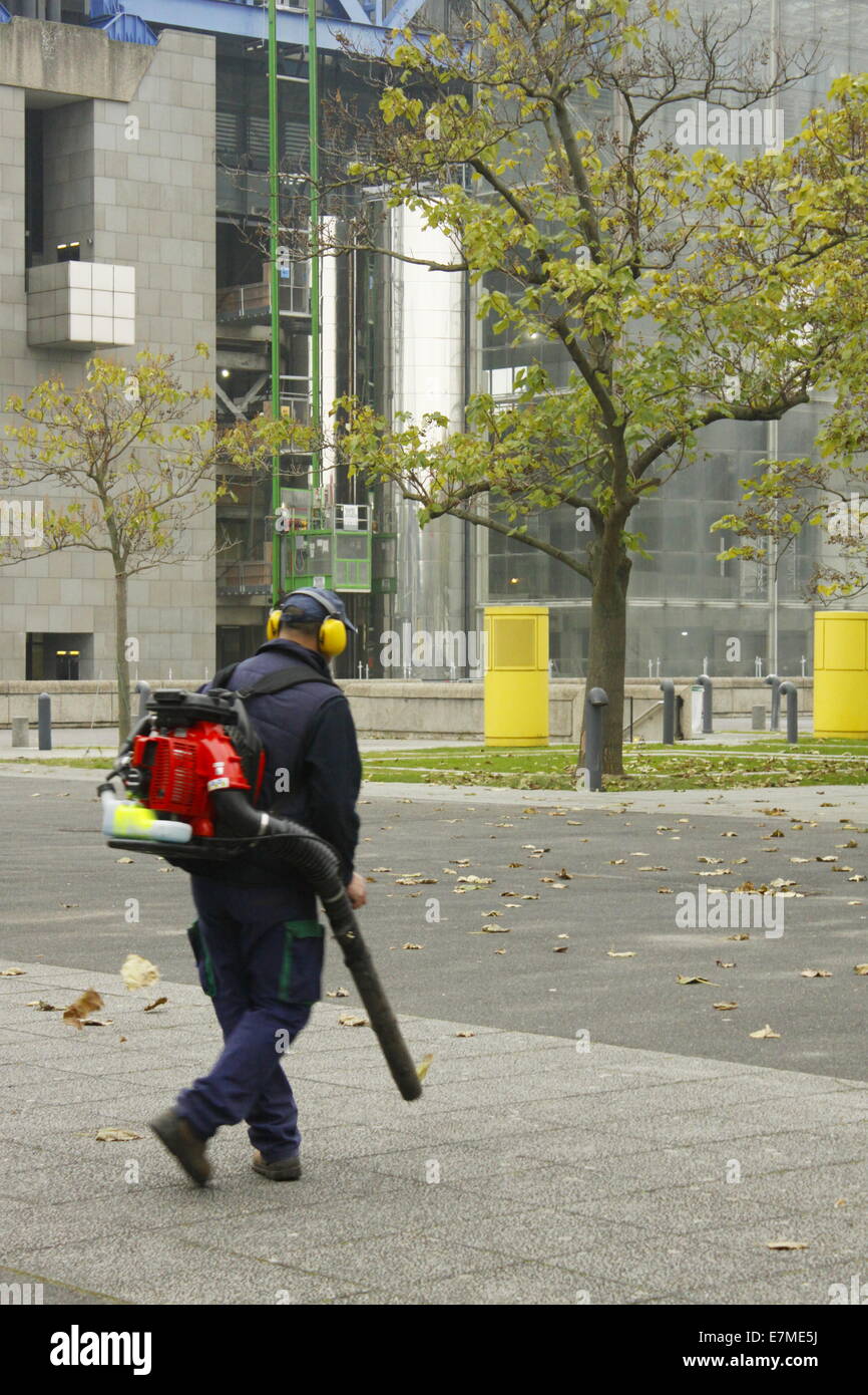 Gärtner mit Hilfe einer Maschine zum Ausblasen der abgestorbenen