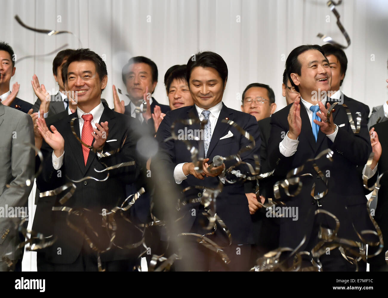 21. September 2014, sind Tokyo, Japan - Führer und Beamte einer fusionierten Partei auf der Bühne während einer konstituierenden Sitzung in Tokyo am Sonntag, 21. September 2014 versammelt. Zwei kleine Fraktionen fusionierten zu Japan Restaurierung-Partei, die zweite größte Oppositionsgruppe in der Ernährung. (Foto von Natsuki Sakai/AFLO) AYF - mis- Stockfoto