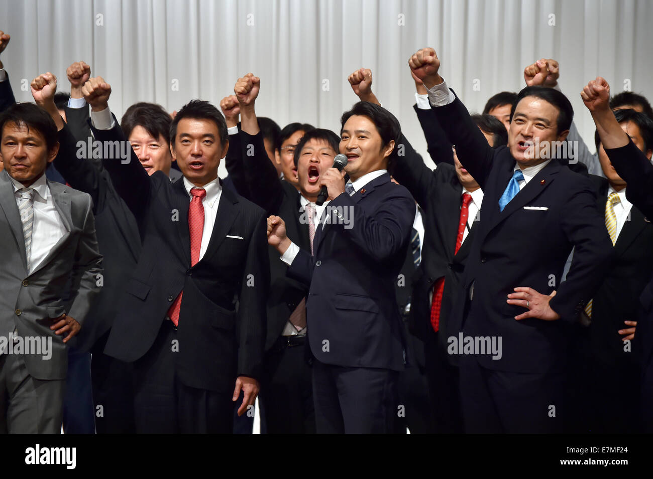 21. September 2014, sind Tokyo, Japan - Führer und Beamte einer fusionierten Partei auf der Bühne während einer konstituierenden Sitzung in Tokyo am Sonntag, 21. September 2014 versammelt. Zwei kleine Fraktionen fusionierten zu Japan Restaurierung-Partei, die zweite größte Oppositionsgruppe in der Ernährung. (Foto von Natsuki Sakai/AFLO) AYF - mis- Stockfoto