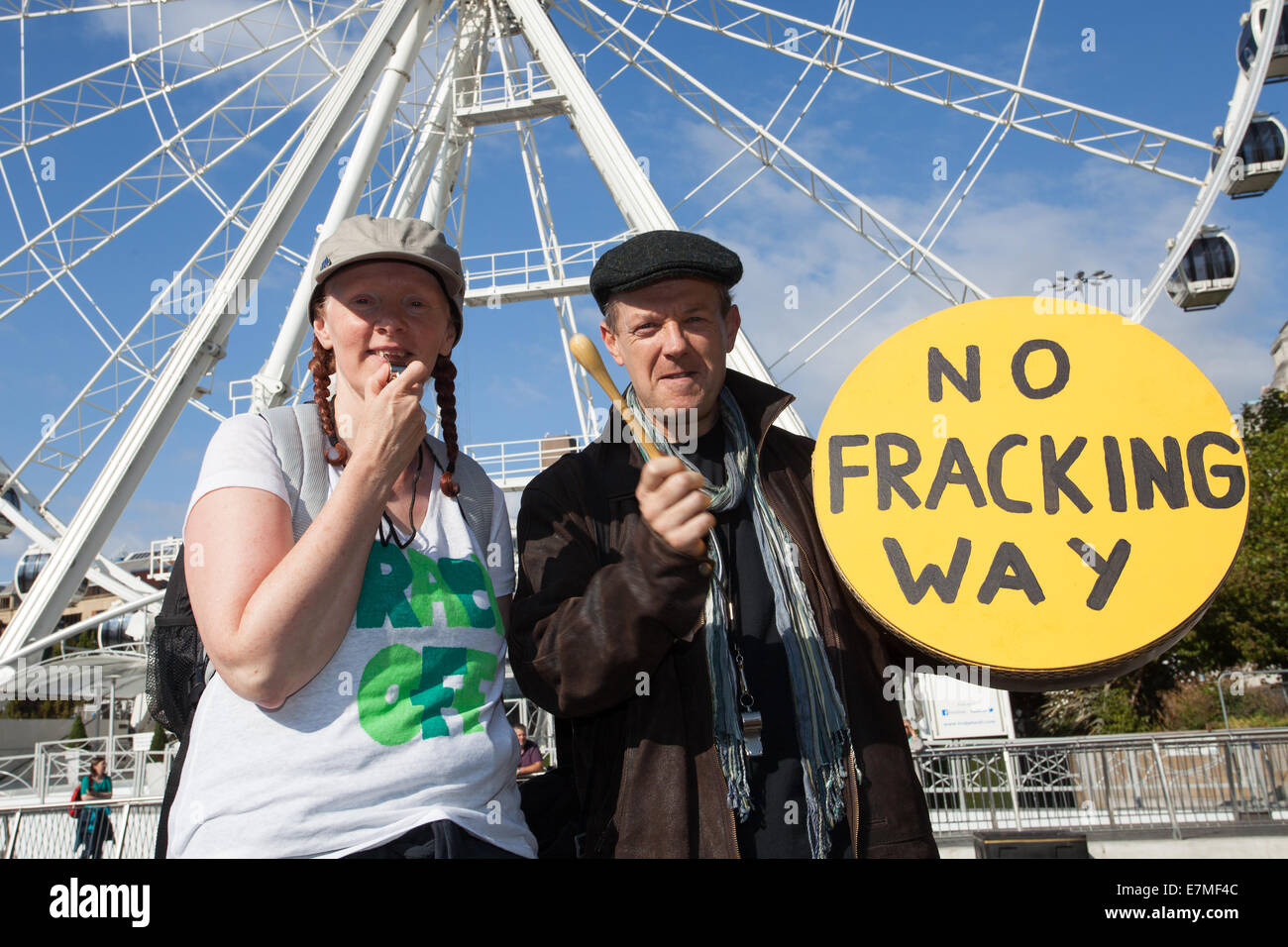 „No Fracking Way“-Rundtrommel, Plakate, Plakate und Banner bei der Frack Free Greater Manchester-Kundgebung und Lobby der Labour Party Conference in Manchester. Ein marsch von Piccadilly Gardens, um Maßnahmen gegen den Klimawandel zu fordern. Frack Free Greater Manchester erwartet, dass die Rallye Extinction Rebellion die größte Versammlung gegen Fracking in Großbritannien sein wird. Stockfoto