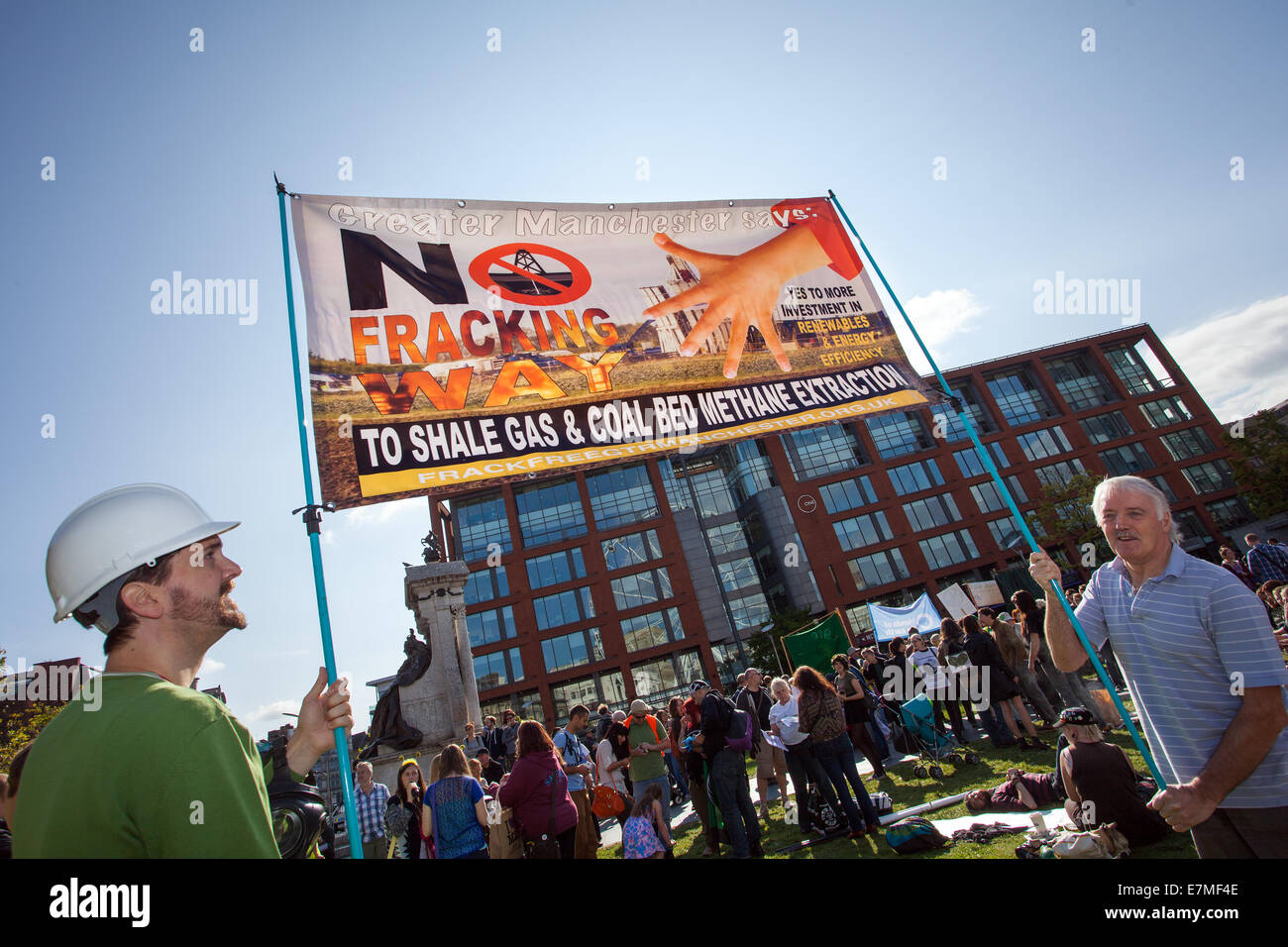 „kein Fracking“-Banner, Plakate, Plakate und Banner bei der Frack Free Greater Manchester-Kundgebung und Lobby der Labour Party-Konferenz in Manchester. Ein marsch von Piccadilly Gardens, um Maßnahmen gegen den Klimawandel zu fordern. Frack Free Greater Manchester erwartet, dass die Rally die größte Versammlung gegen Fracking in Großbritannien sein wird. Kredit: Stockfoto