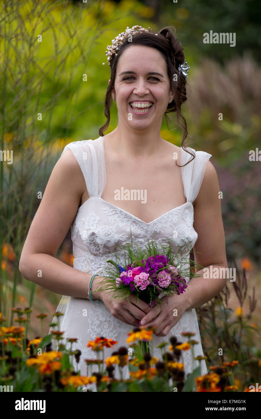 Eine Braut an ihrem Hochzeitstag lächelnd Stockfoto