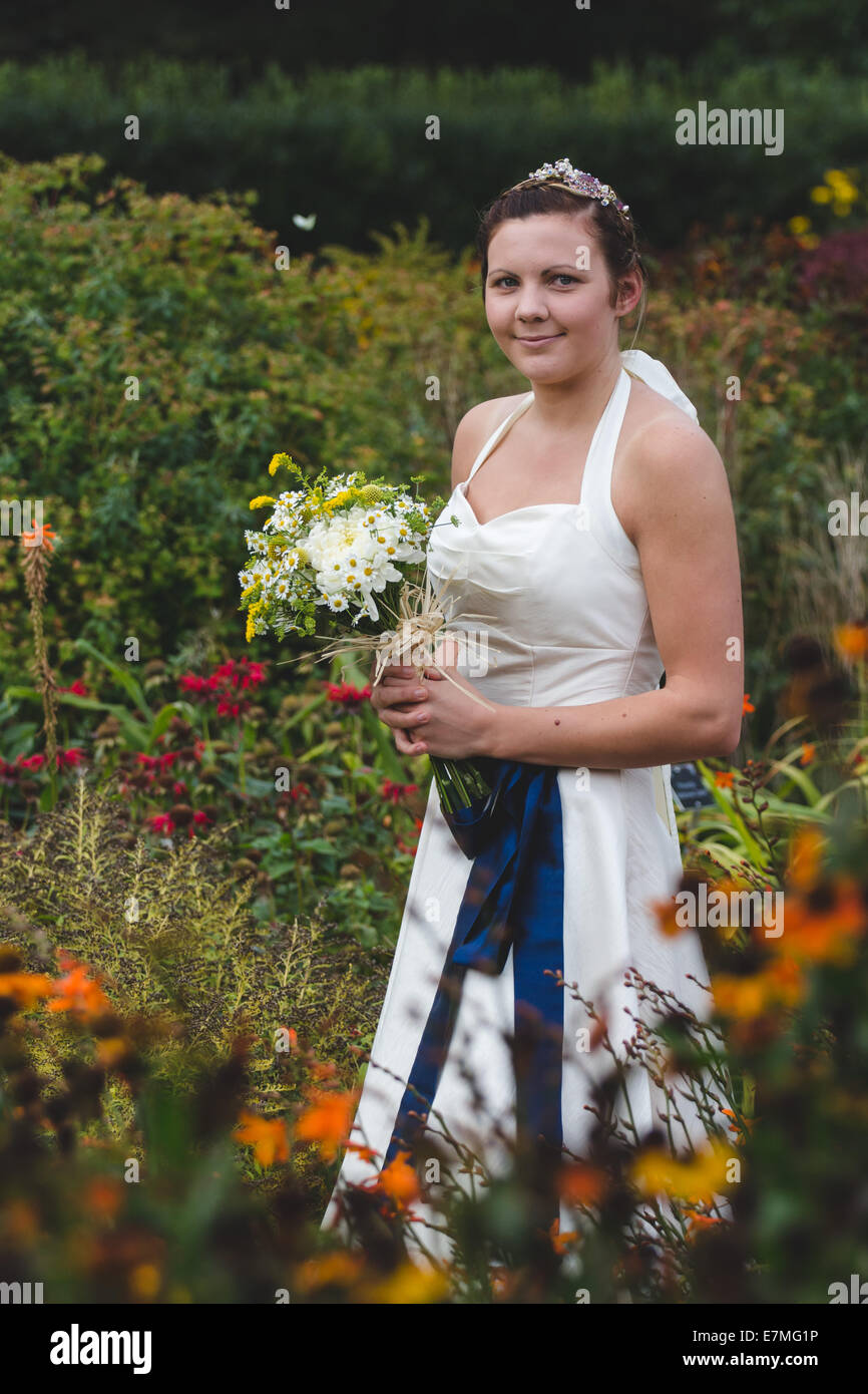 Eine Braut an ihrem Hochzeitstag lächelnd Stockfoto