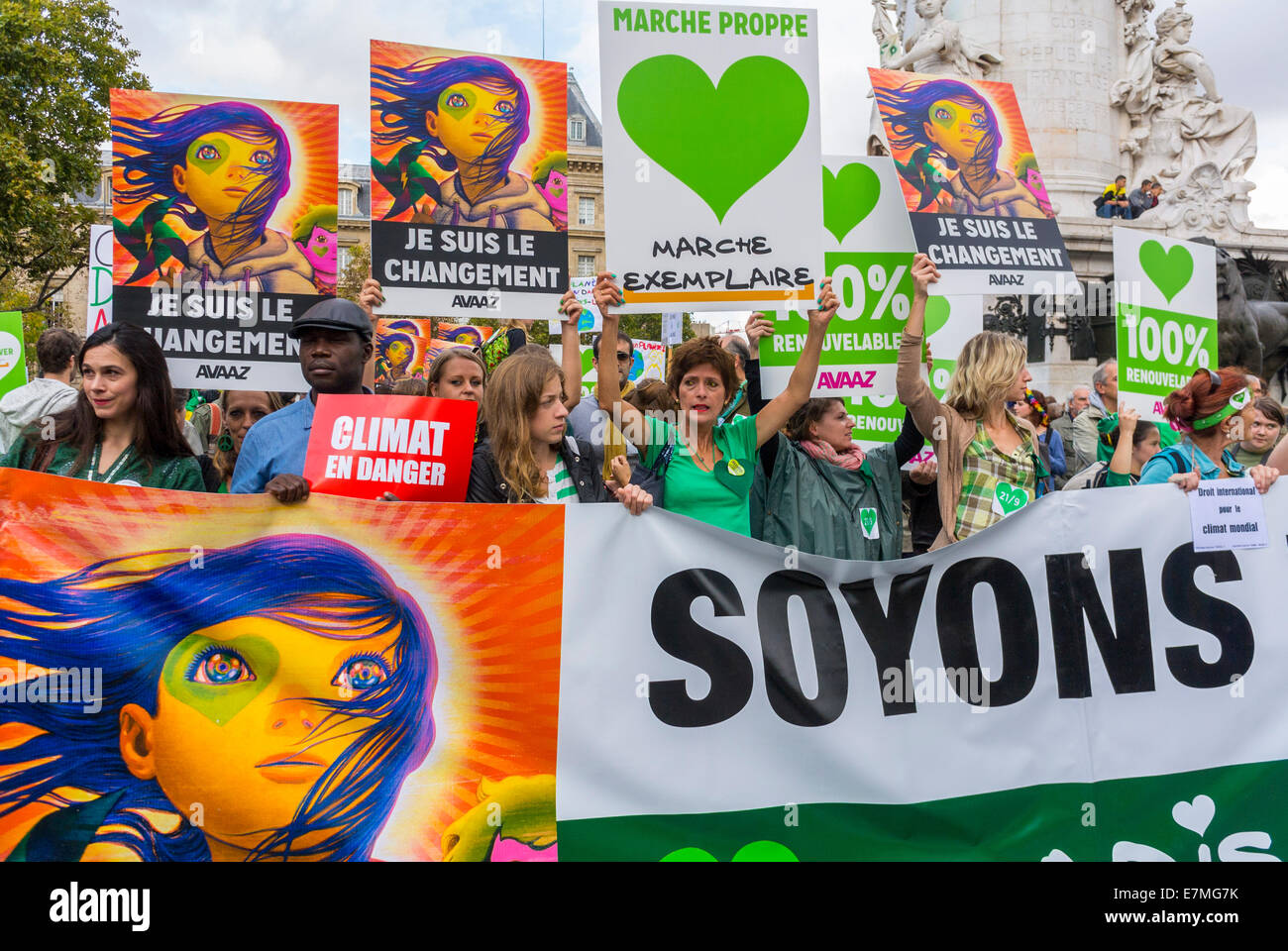 Paris, Frankreich. Umweltprotestierende halten französischer Aktivist Klimaprotest Schild, Poster und Banner bei Public Ecology Demonstration, International, Paris COP 21 Klimawandel März, Frauen Aktivistin, Frauen Klimaprotest Stockfoto