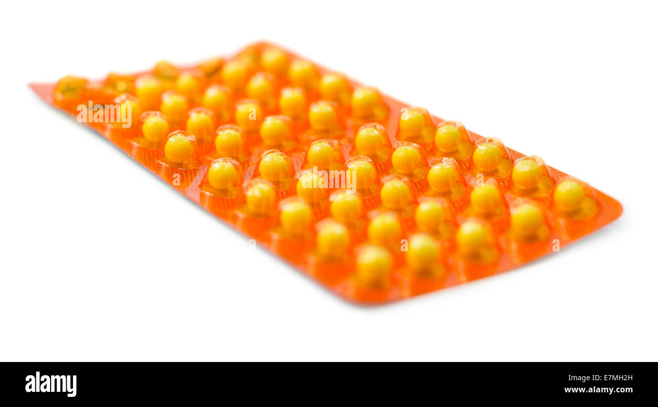 Gelben Pillen in einem Blister Pack isoliert auf weißem Hintergrund Stockfoto