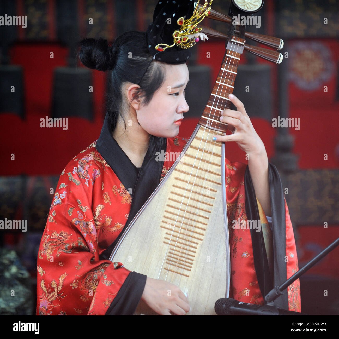 Performer spielt die chinesische Laute für Touristen in der Sommerpalast in Peking, China. 2014 Stockfoto