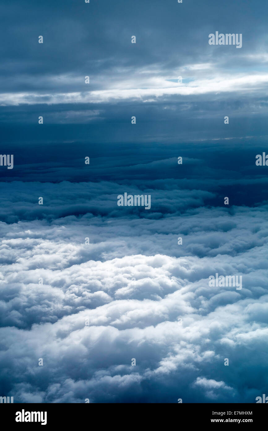 Wolken von Flugzeug Fensterplatz gesehen Stockfoto