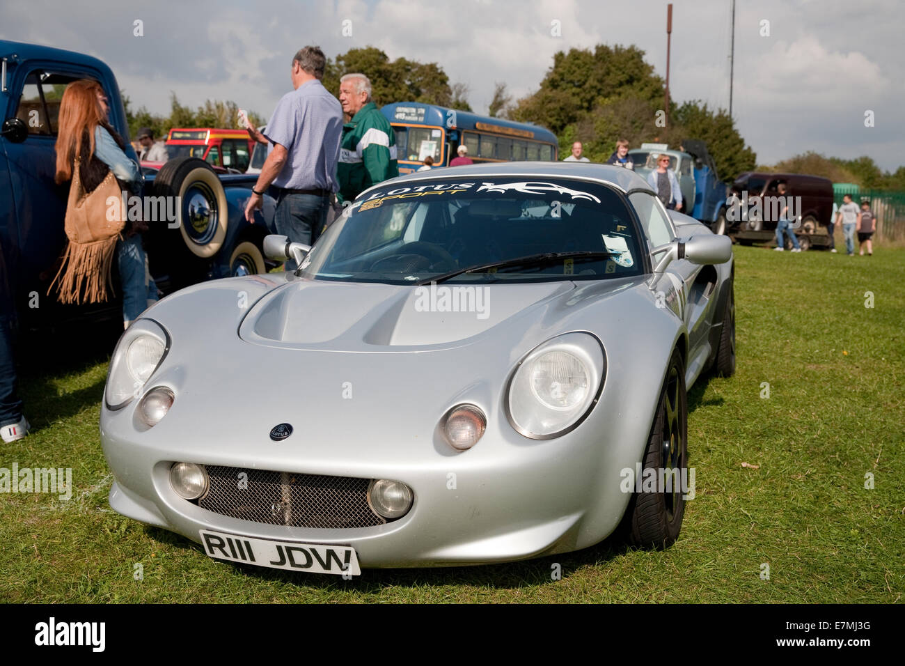 Silber Lotus Elise 1998cc Cabrio 1998 an der St Christophers Hospiz Classic Car Show in Orpington, Kent stattfand Stockfoto