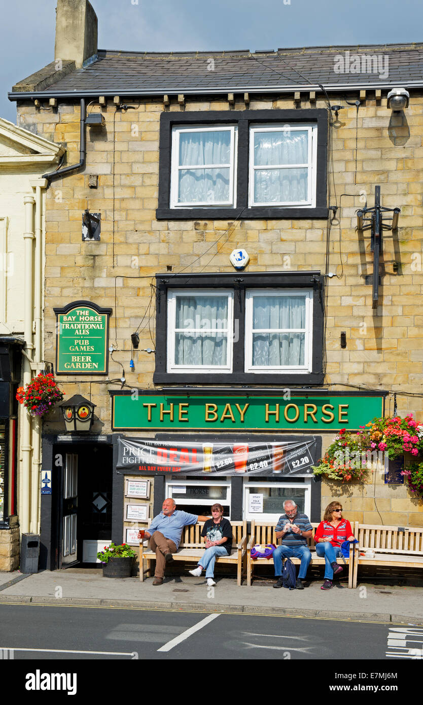 Trinker sitzt außerhalb des Bay Horse Pub, Otley, West Yorkshire, England UK Stockfoto