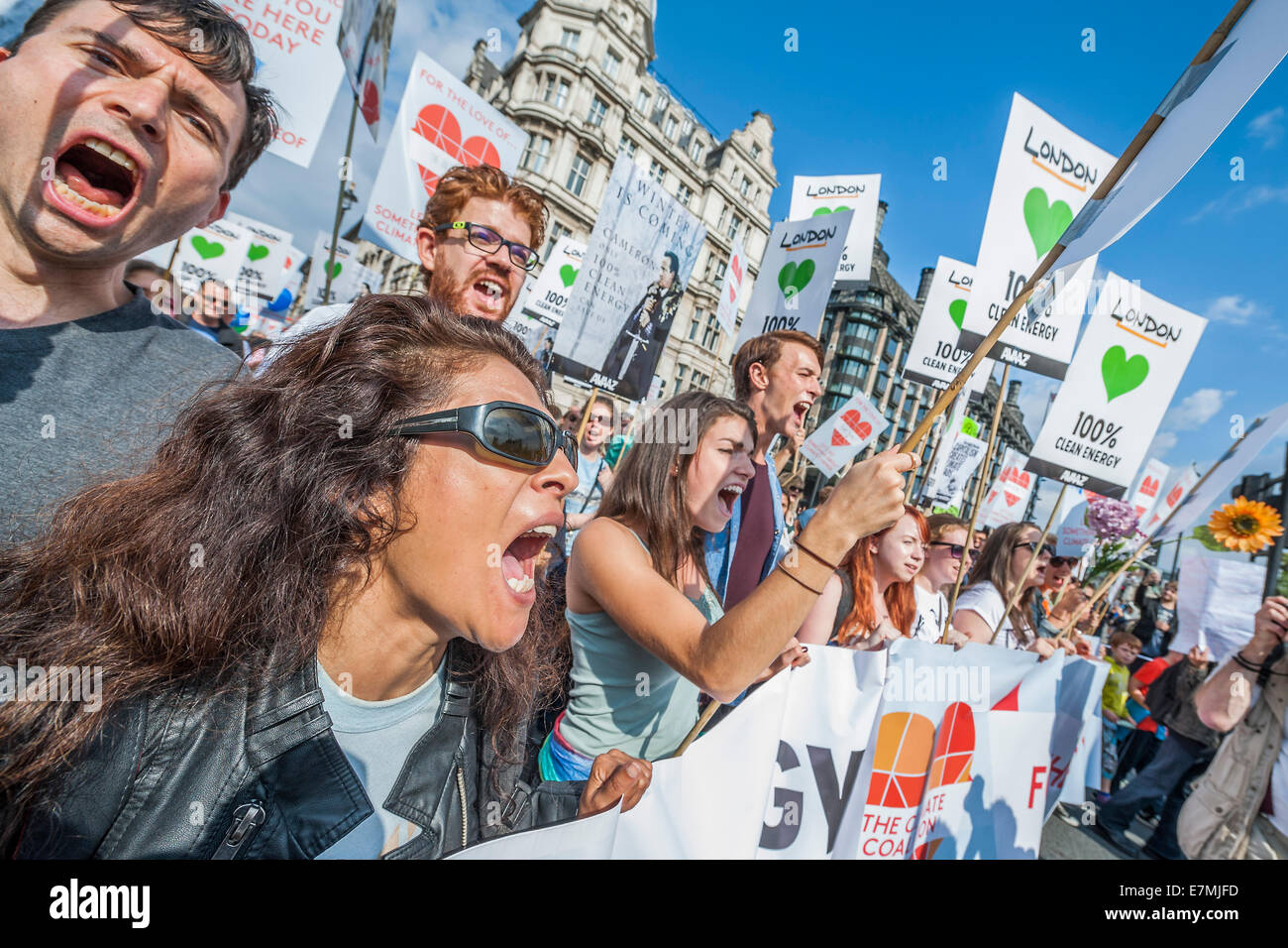 London, UK. 21. September 2014. People es Climate March, London – im Rahmen einer internationalen Tag des Protests - unter der Leitung von Emma Thompson und Vivienne Westwood - Menschen marschieren auf Nachfrage: "eine Welt mit einer Wirtschaft, das funktioniert für Mensch und Umwelt; eine Welt, die sicher vor den verheerenden Auswirkungen des Klimawandels ändern; und eine Welt mit guten Jobs, saubere Luft und gesunde Gemeinschaften für jedermann.  Der Marsch im Tempel Ort begann und endete außerhalb Parlament – Westminster, London, UK, 21. September 2014. Guy Bell / Alamy Live News Stockfoto