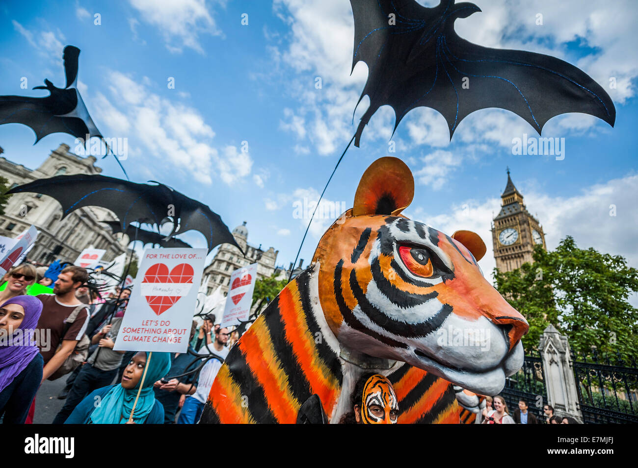 London, UK. 21. September 2014. People es Climate March, London – im Rahmen einer internationalen Tag des Protests - unter der Leitung von Emma Thompson und Vivienne Westwood - Menschen marschieren auf Nachfrage: "eine Welt mit einer Wirtschaft, das funktioniert für Mensch und Umwelt; eine Welt, die sicher vor den verheerenden Auswirkungen des Klimawandels ändern; und eine Welt mit guten Jobs, saubere Luft und gesunde Gemeinschaften für jedermann.  Der Marsch im Tempel Ort begann und endete außerhalb Parlament – Westminster, London, UK, 21. September 2014. Guy Bell / Alamy Live News Stockfoto