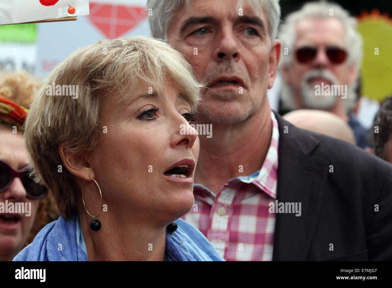 Die britische Schauspielerin Emma Thompson und Modedesignerin Vivian Westwood marschieren gemeinsam mit Zehntausenden durch die Straßen Londons, bevor der UN-Notfallgipfel zum Klimawandel stattfindet. 21.09.2014 Stockfoto