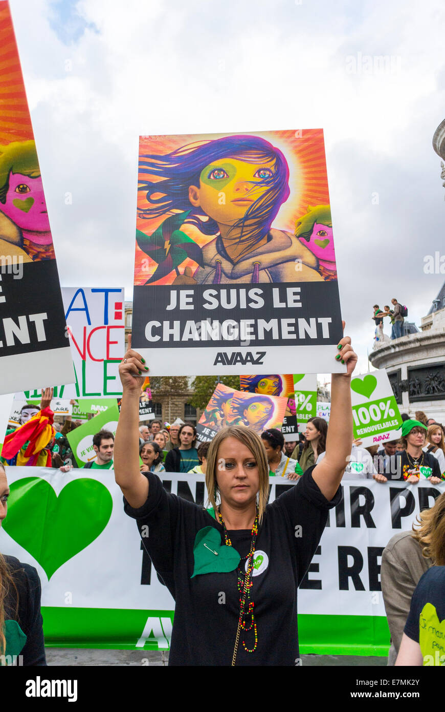 Paris, Frankreich, junge Mädchen-Aktivistin, öffentliche Demonstration, Internationale UN-Klimaprotestfrau mit Protestzeichen (AVAAZ NGO) "Ich bin der Wandel" Teenager und freiwillige Aktivistin, junge junge junge junge junge junge junge junge französische Mädchen, globales Problem, Teenager-Protest Stockfoto