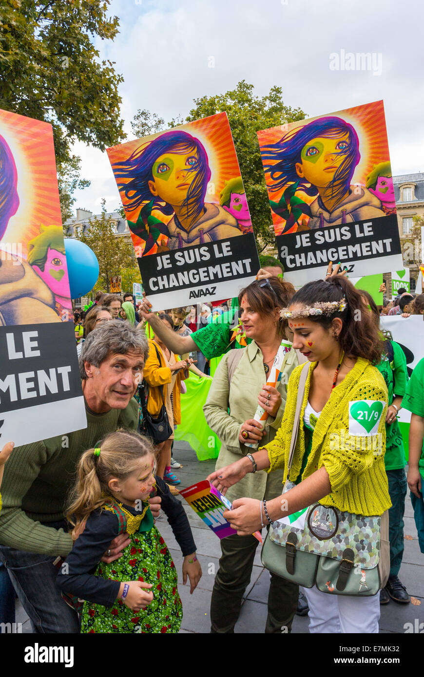 Paris, Frankreich, französischer Familienprotest bei der Demonstration der öffentlichen Energieökologie, Internationale NGO, UN-Klimaprotest, Familien mit Kindern, Banner und Klima-Protestzeichen, globales Problem Jugend, Jugend-Klimademonstration frankreich Stockfoto