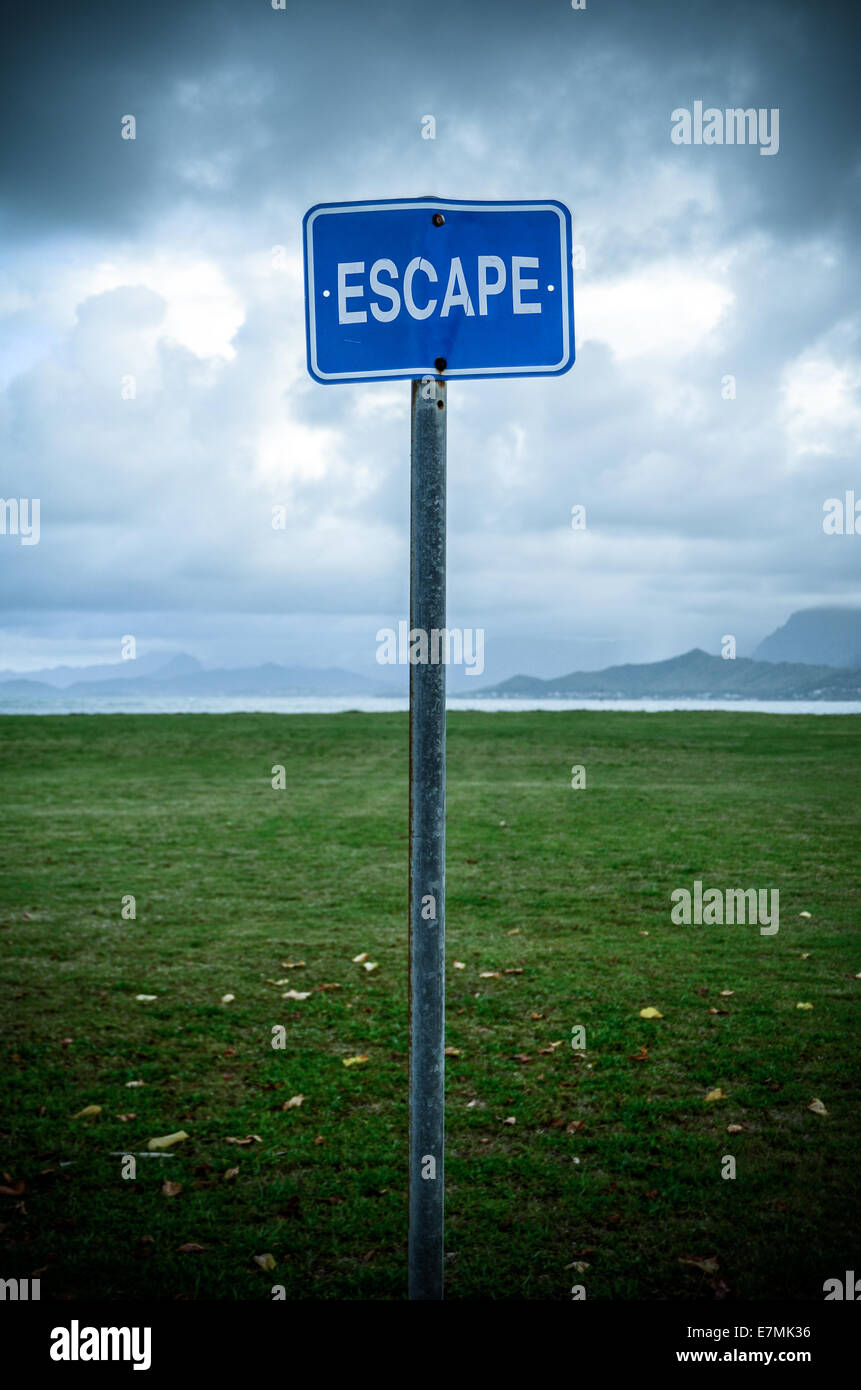 Konzeptbild eines trashigen Escape-Zeichens In eine leere Wildnis Stockfoto