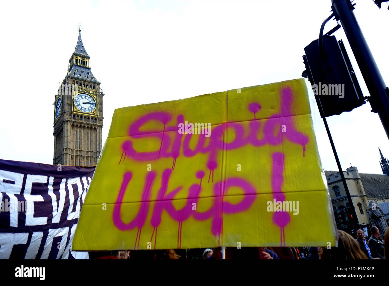 London, UK. 21. Sep, 2014. Anti-Ukip bannerin Front des Big Ben. Tausende marschierten durch London zu Maßnahmen auf die Umwelt im Vorfeld des Klimagipfels in New York passiert Morgen aufrufen. Bildnachweis: Rachel Megawhat/Alamy Live-Nachrichten Stockfoto