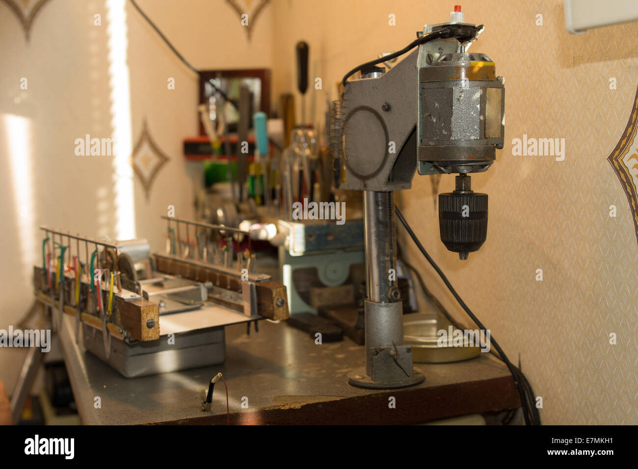 Ordentlich Werkbank mit Model-making Tools und eine kleine Säge, Bohrer Bankdrücken und Schleifer in einem Wohnhaus Stockfoto