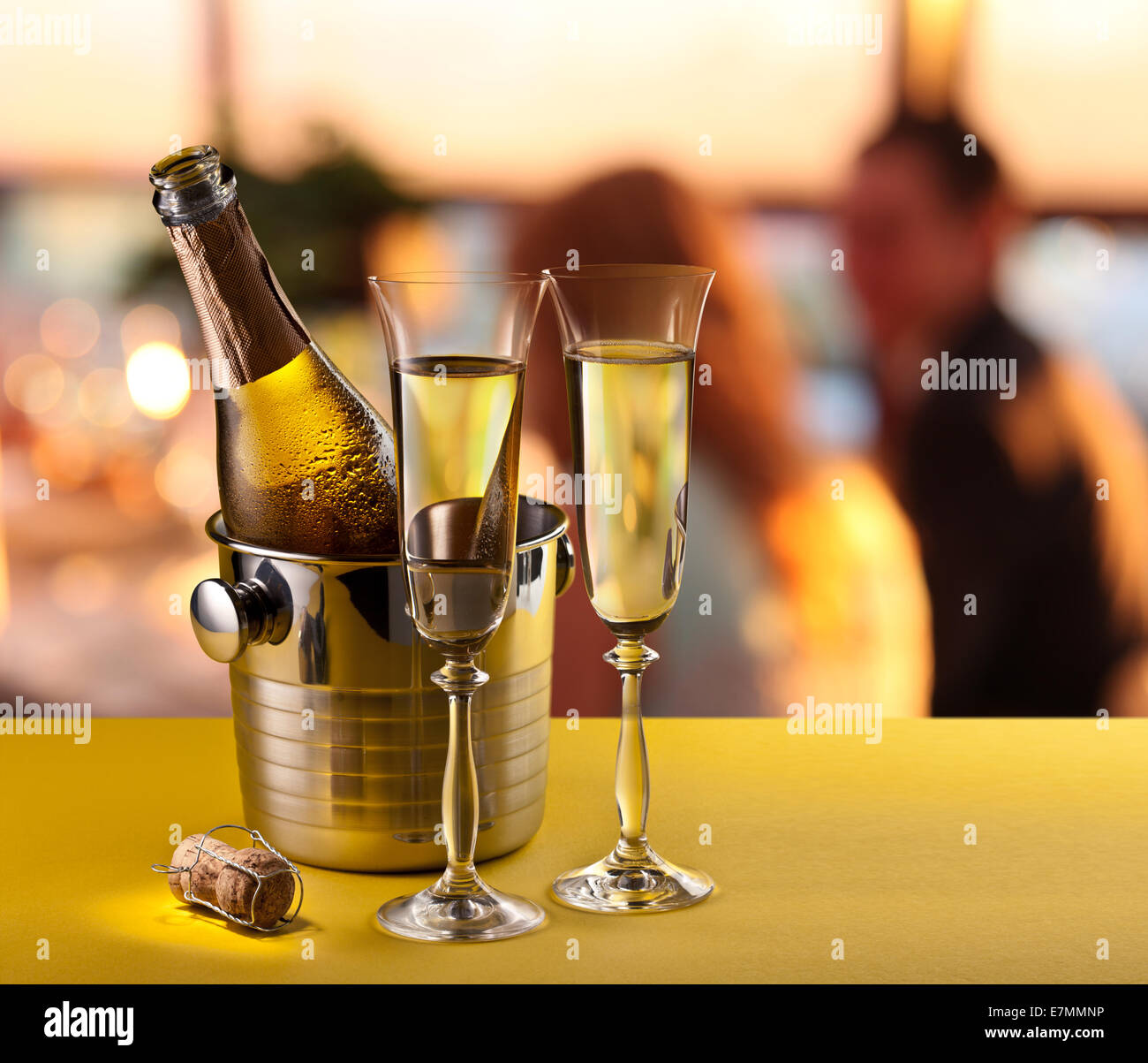 Sektgläser und gekühlte Flasche an der Bar Theke. Stockfoto