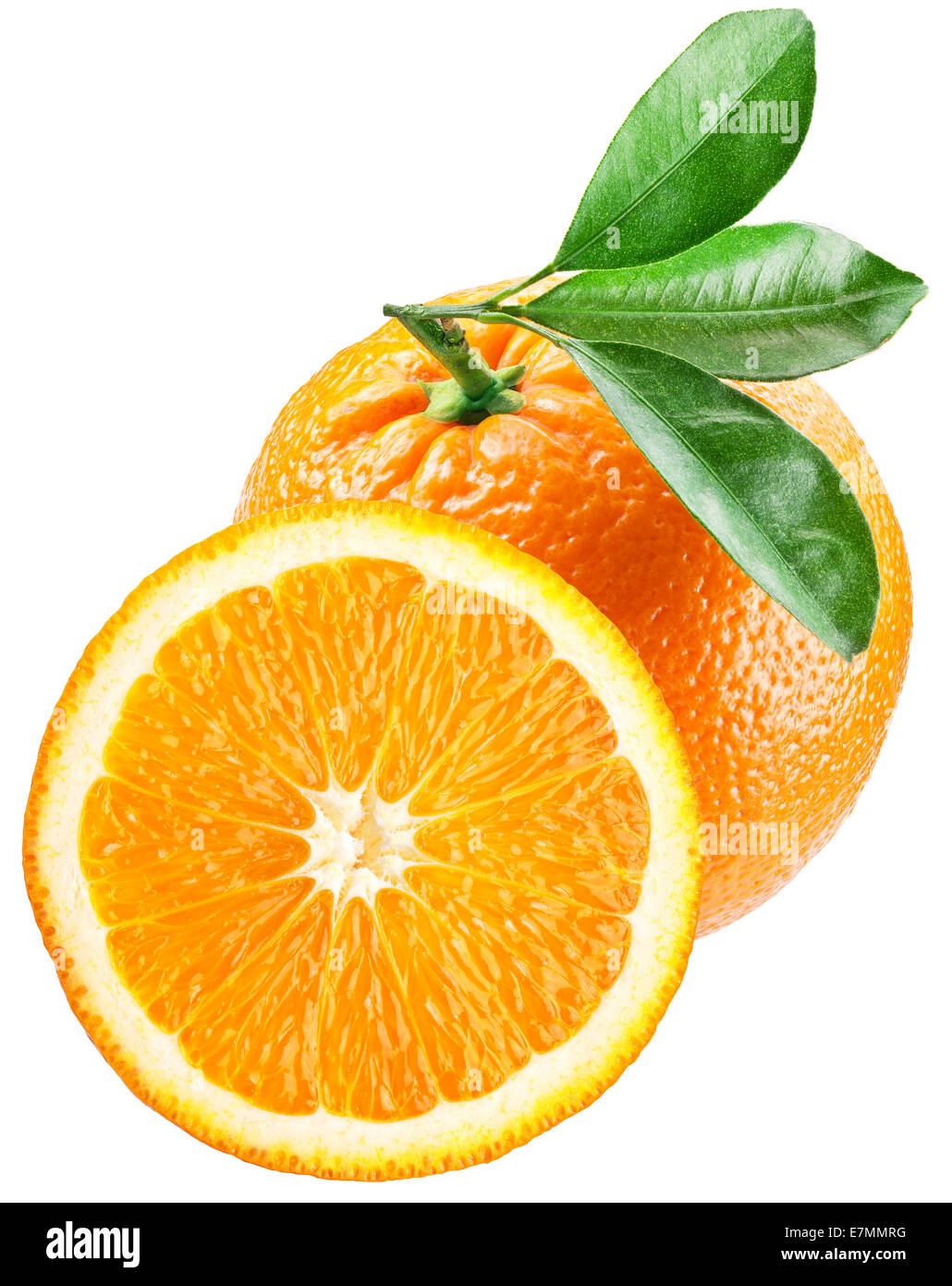 Orange mit Blättern auf weißem Hintergrund. Clipping-Pfad. Stockfoto