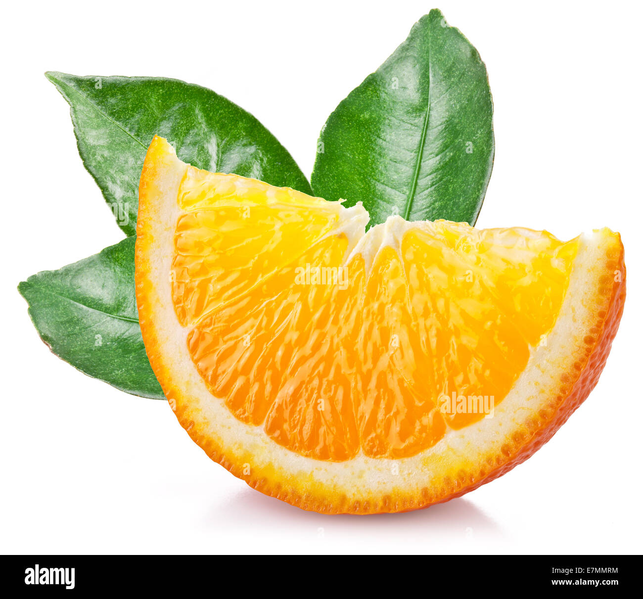 Orange mit Blättern auf weißem Hintergrund. Stockfoto