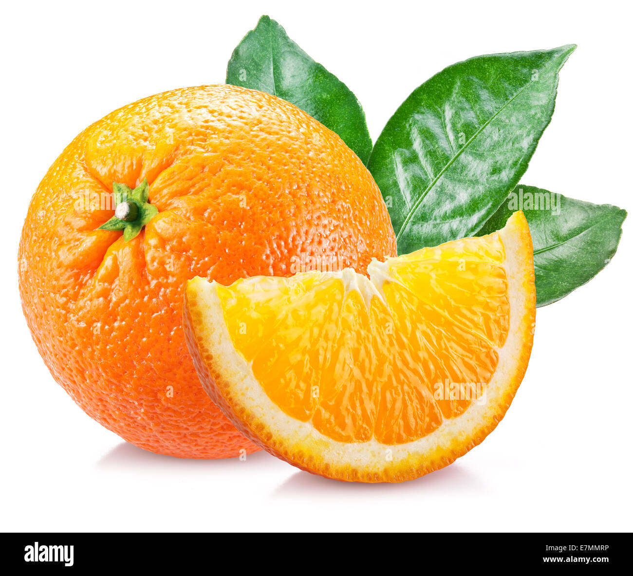 Orange mit Blättern auf weißem Hintergrund. Stockfoto
