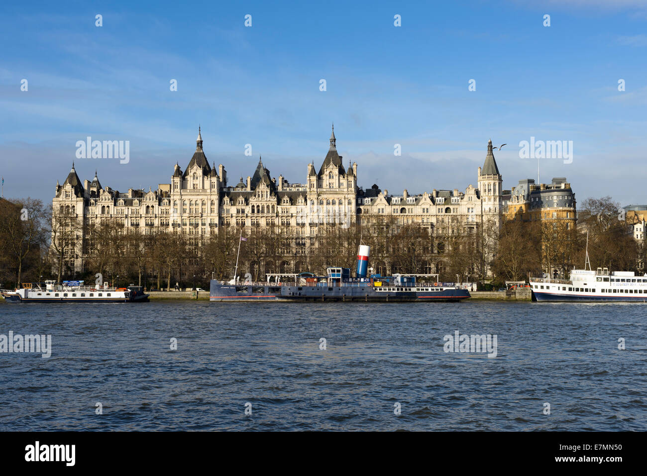 Das Royal Horseguards Hotel gesehen betrachtet aus, südlich der Themse, London, England Stockfoto